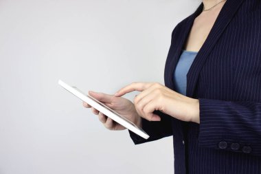 Kadın eli dijital tablete dokunuyor. Teknoloji kavramı, bağlantı, iletişim, sosyal