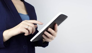 El ele tutuşmak ve tablet bilgisayara dokunmak. Modern Gadget In Hand. Bilgi Teknolojisi Konsepti. İnternet İş Teknolojisi Konsepti.