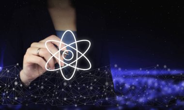 Atom molekülü soyut. Dijital grafik kalemi tutan ve şehrin karanlık arka planına dijital hologram molekül atom işareti çizen. Bilim konsepti olarak atom molekülü