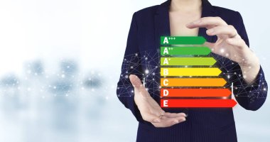 Enerji grafikleri iyi. Işık arkaplanı bulanık sanal sanal enerji verimliliği simgesi tutan iki el. Ekolojik ve biyoenerji kavramı. Enerji sınıfı