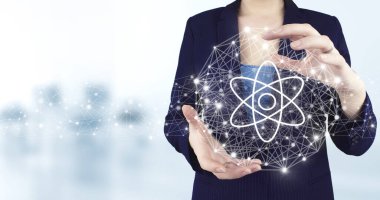 Bilim konsepti olarak atom molekülü. Işık arkaplanı bulanık olan sanal holografik atom simgesini tutan iki el. Atom molekülü soyut.