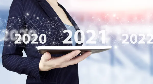 Välkomna 2021 Affärs Nytt Årskort Koncept Hand Hålla Vit Tablett — Stockfoto