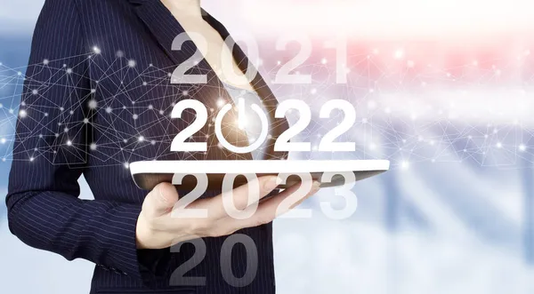 Begreppet Start Nyår 2022 Hand Hålla Vit Tablett Med Digitalt — Stockfoto