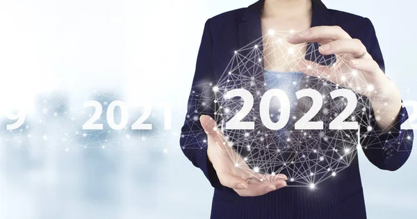 Nytt Årskoncept Två Hand Håller Virtuell Holografisk 2022 Ikon Med — Stockfoto