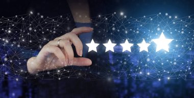 Ürün hizmeti değerlendirme konsepti. El ele tutuşan dijital hologram şehrin karanlık arka planında beş yıldızlı işaret. Şirketin reytingini artırmak için el işaretli beş yıldız sembolü