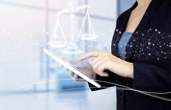 İşçi Hukuku Avukatlık Hukuk Şirketi. Işığın bulanık arka planında dijital hologram işareti olan beyaz tablete dokun. Adalet ve hukuk kavramı. Hukuki tavsiye