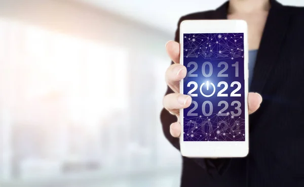 2022 Nytt Hand Hålla Vit Smartphone Med Digitalt Hologram 2022 — Stockfoto