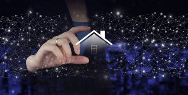 Tamir ve yenileme, bakım hizmetleri. Şehrin karanlık arka planında el kamerasıyla çekilmiş Smart Home tabelası. Akıllı ev Otomasyon Kontrol Sistemi