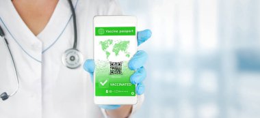 Doktor elini tıbbî eldivenlerle kapat. Akıllı telefon uygulaması, mobil dijital aşılı pasaport sertifikası Coronavirüs 'ü gösteriyor.