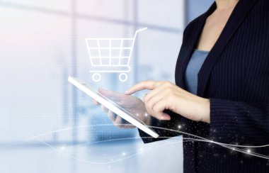 Internet Cart Web Mağazası Çevrimiçi E-Ticaret konsepti satın al. Işık bulanık arka planda dijital hologram arabası işareti olan beyaz bir tablete dokun. Online alışveriş, çevrimiçi mağaza uygulaması