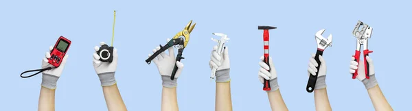 Ręce Rękawiczki Trzymające Zestaw Narzędzi Budowlanych Klucz Metalowe Złącze Profilowe — Zdjęcie stockowe