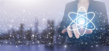 Bilim konsepti olarak atom molekülü. Şehrin ışıklarındaki dijital ekran hologram molekül atom işareti bulanık arka planda. Atomik seviyede moleküler yapı.