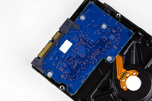 Bilgisayar sabit diski. Sabit disk HDD. bilgisayar sabit diski beyaz bir arkaplanda izole edildi