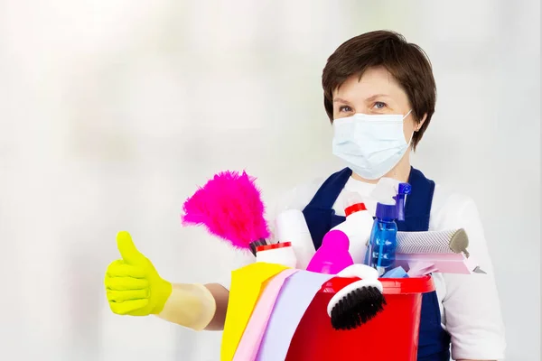 Haushälterin Mit Plastikeimer Mit Lumpen Und Verschiedenen Reinigungsprodukten Das Konzept — Stockfoto