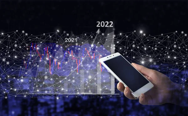 Wykresy Finansowe Wykazujące Rosnące Dochody 2022 Ręcznie Trzymać Biały Smartfon — Zdjęcie stockowe