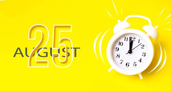 August 25Th Day Month Calendar Date White Alarm Clock Calendar — Stock Photo, Image