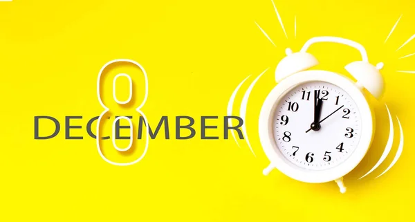 12月8日 月の8日 カレンダーの日付 黄色の背景にカレンダー日とホワイト目覚まし時計 仕事への時間 朝の最小限の概念 冬の月 その年のコンセプトの日 — ストック写真