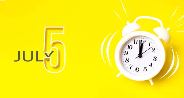 July 5Th Day Month Calendar Date White Alarm Clock Calendar — Stock Photo, Image