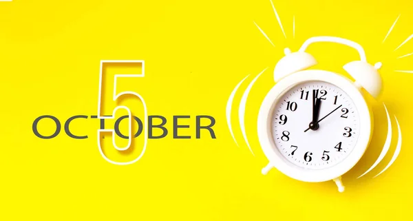 October 5Th Day Month Calendar Date White Alarm Clock Calendar — Stock Photo, Image