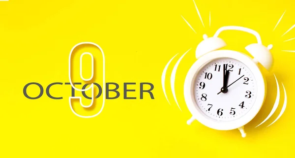 Oktober Tag Des Monats Kalenderdatum Weißer Wecker Mit Kalendertag Auf — Stockfoto