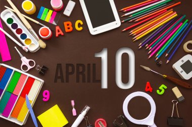 10 Nisan. Ayın onuncu günü, takvim tarihi. Okul defteri ve takvim günü olan çeşitli kağıtlar. Okul ve ofis malzemeleri çerçevesi. Bahar ayı, yılın günü konsepti.