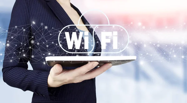 Ücretsiz WiFi ağ sinyali teknolojisi internet kavramı. Beyaz tabletle el ele tutuşun. Arkaplanda kablosuz internet tabelası var. Ücretsiz WiFi ağ sinyal teknolojisi internet kavramı