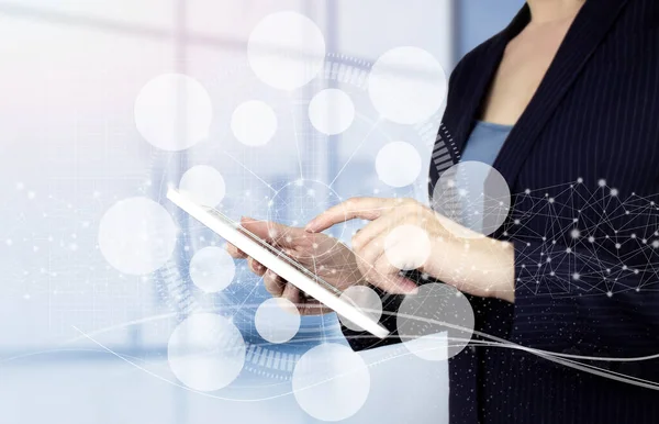 Sanal ekranda dairesel diyagram ile soyut arkaplan. Dijital hologram dairesel diyagram işareti olan beyaz tablete dokun. Yenilik, büyük veri konsepti teknolojisi