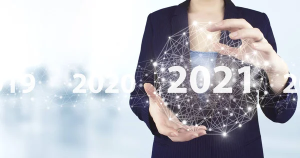 Begreppet Start Nyår 2021 Två Hand Håller Virtuell Holografisk 2021 — Stockfoto