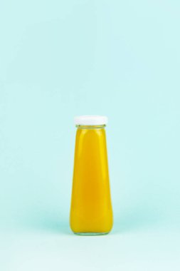 Bir şişe limon suyu ve taze limon. Meyve suyu şişesi..