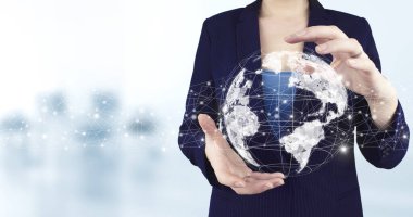 Küresel ağ Uluslararası iş kavramı. İki el tutarak sanal dünya, dünya, harita, ışık bulanık arkaplan ile dünya ikonu. Dünya telekomünikasyon ağı.