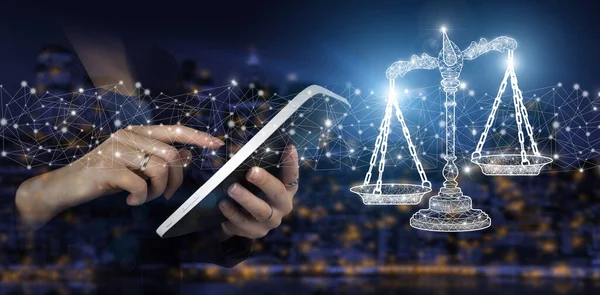 İşçi Hukuku Hukuk İşletmeleri. El, şehrin karanlık arka planında dijital hologram işareti olan beyaz tablete dokun. Adalet ve hukuk kavramı. Hukuki tavsiye