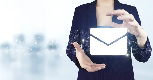 Email Sms Marketing Koncept Dvě Ruce Drží Virtuální Holografický Mail — Stock fotografie