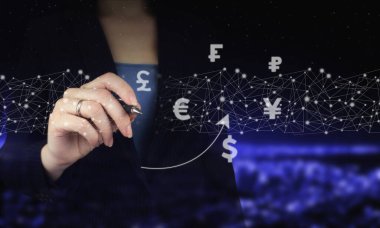 Gelirleri gösteren çizelge, iyi geri bildirimlerdeki iş hisselerinin kârını gösteriyor. Elle tutulan dijital grafik kalem ve şehrin karanlık arka planında dijital hologram büyüme grafik tabelaları