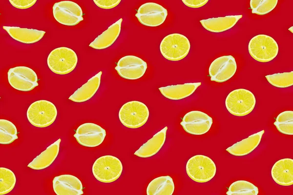 Patrón Limón Fresco Sobre Fondo Color Rojo Brillante Puesta Plana — Foto de Stock
