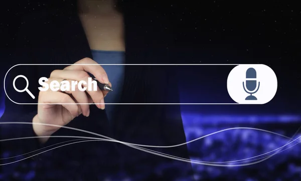 Veri Arama Teknolojisi Arama Motoru optimizasyonu. Dijital grafik kalemi tutan ve dijital hologram veri işareti çizen. En az boş arama çubuğu ile sesli comman