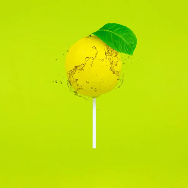 Zitronenlutscher Mit Stick Und Spritzer Auf Hellgrünem Hintergrund Candy Food — Stockfoto