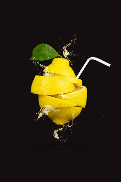 Sommer Erfrischungsgetränk Zitronenscheiben Mit Einem Strohhalm Auf Braunem Hintergrund Schweben — Stockfoto