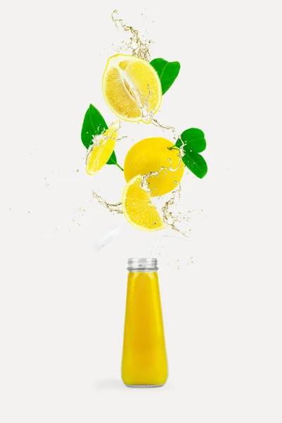Eine Flasche Zitronensaft Und Frische Rohe Zitronenscheiben Mit Grünen Blättern — Stockfoto