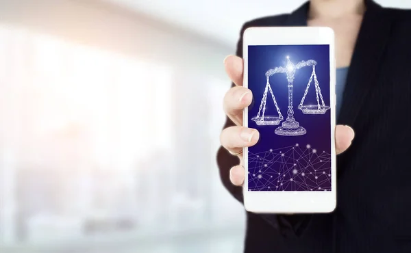 İşçi Hukuku Avukatlık Hukuk Şirketi. El ele tutuşan beyaz akıllı telefon. Arka planda ışık bulanık, dijital hologram işareti var. Libra, Hukuk İşletme Hukuk Avukatı İnternet Teknolojisi 'nde Avukatlık Ölçeklendiriyor