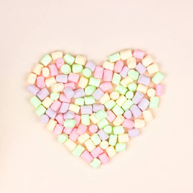 Heart Marshmallows 'un arka planı. Manzara, şekerler ve şeker konsepti. Arkaplan veya duvar kağıdı dekoru için pastel rengi tatlı