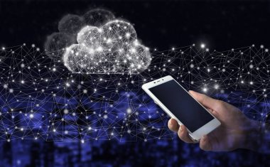 Bulut hesaplama teknolojisi internet konsepti. Şehrin karanlık arka planında dijital hologram bulut işareti olan el kameralı beyaz akıllı telefon.