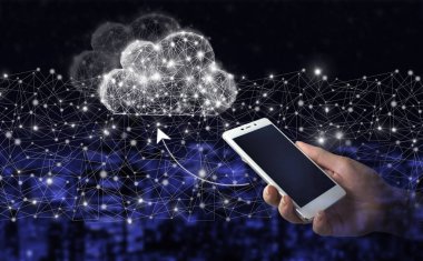 Dijital hologram bulutlu el kameralı beyaz akıllı telefon, indirme, şehrin karanlık arka planındaki veri işareti bulanık. Modern bulut teknolojisi. Bütünleşik dijital ağ.