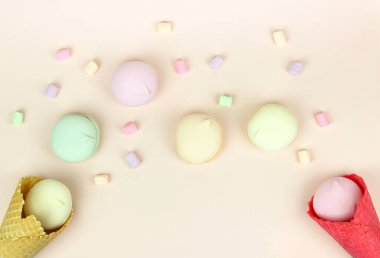 Pastel arka planda yeşil, pembe ve sarı marşmelovlu kırmızı ve sarı waffle külahı. Top view, tatlılar ve şeker konsepti