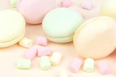 Pasta makaronu, badem kurabiyesi ve marshmallow, pembe arka plan manzaralı. Düz kompozisyon. Tatil zamanı kavramı.