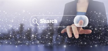 Veri Arama Teknolojisi Arama Motoru optimizasyonu. Şehir ışığının bulanık arkaplanındaki dijital ekran hologram veri işaretine elle dokun. İnternet ağ konsepti hakkında bilgi aranıyor