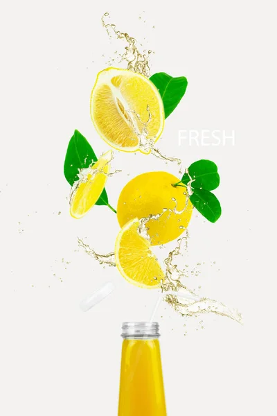 Partes Limão Com Respingo Suco Caem Garrafa Vidro Isolada Branco — Fotografia de Stock