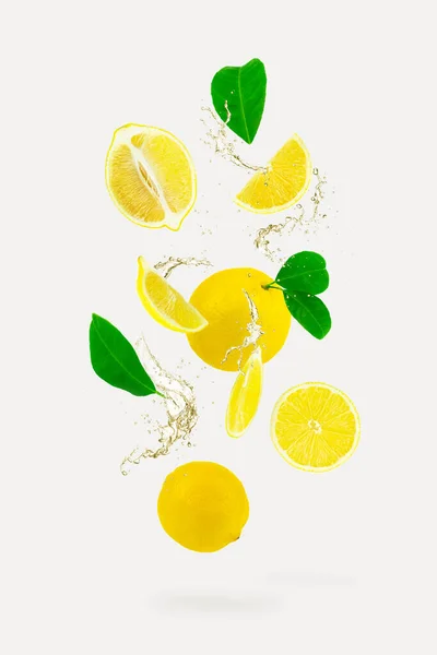 Fallende Zitronenscheiben Mit Saftspritzer Isoliert Auf Weißen Tropischen Zitronenfrüchten Zitrusfrüchten — Stockfoto