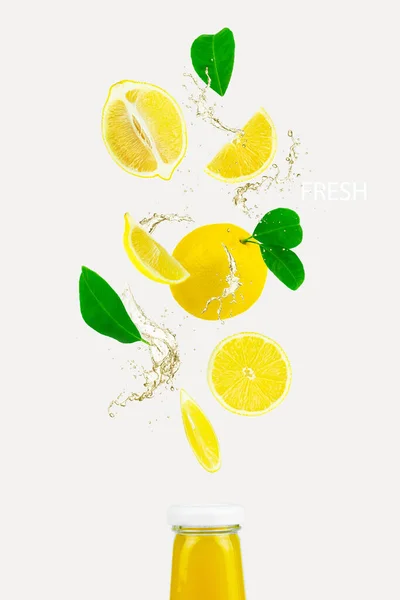 Set Deliziosi Limoni Cadenti Succo Bottiglia Sfondo Bianco Composizione Limoni — Foto Stock