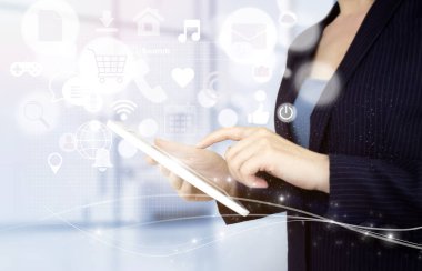 Sosyal medya ve dijital online konsept. Işık bulanık arka planda dijital hologram sosyal medya simgelerine sahip beyaz tablete dokunun. Sosyal medya konsepti. İletişim ağı