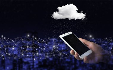 Bulut hesaplama teknolojisi internet konsepti. Şehrin karanlık arka planında dijital hologram bulut işareti olan el kameralı beyaz akıllı telefon. Modern bulut teknolojisi. Bütünleşik dijital ağ.